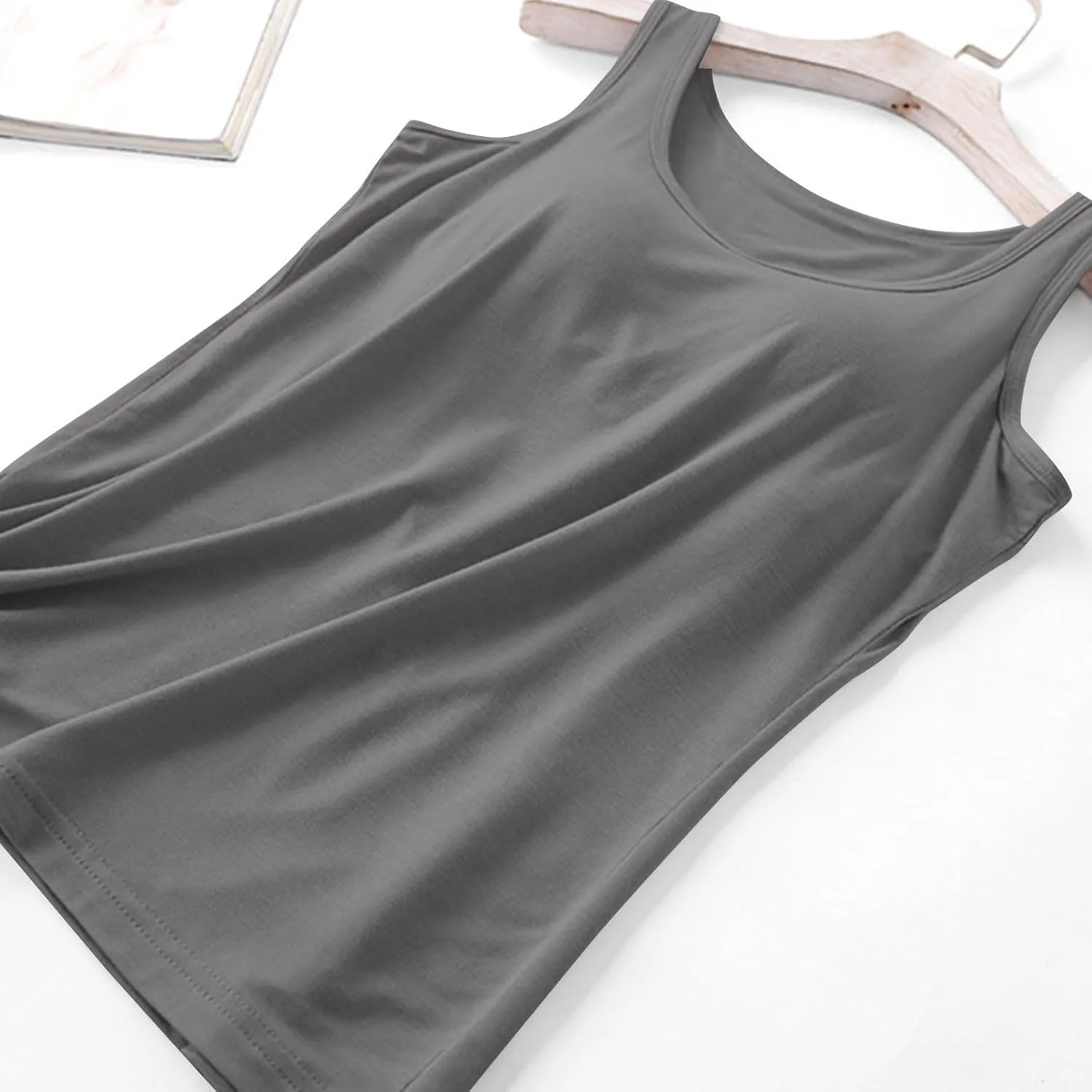 Womens Workout Tank Tops Cool-Dry Sleeveless Muscle Tank Tops Loose Fit Athletic Yoga Tops Running Shirts with Bras